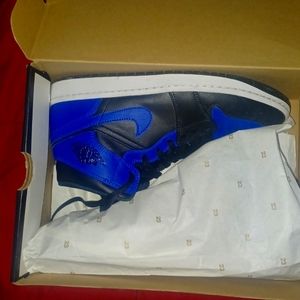 I am selling AIR JORDAN 1 MID